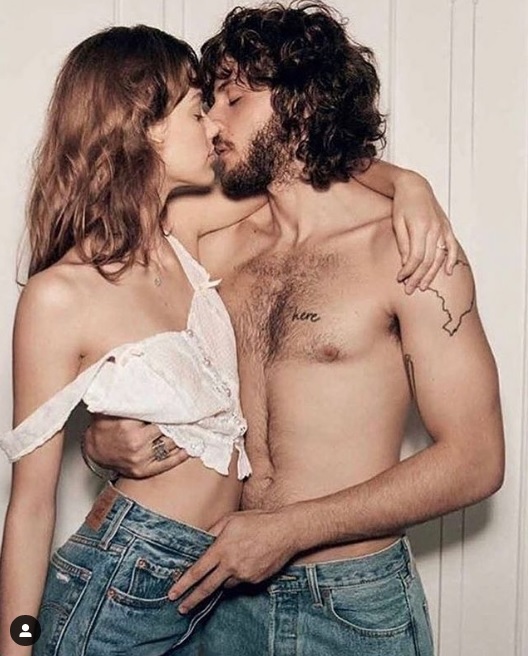 Chay Suede e Laura Neiva aparecem em foto quente comemorando o Dia do Beijo