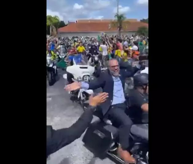 Blogueiro foragido do Brasil é flagrado em motociata de Bolsonaro nos EUA