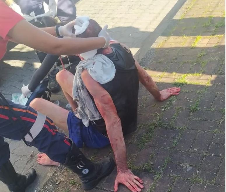 Nu, vizinho invade apartamento, esfaqueia idoso no olho e tenta matar irmã