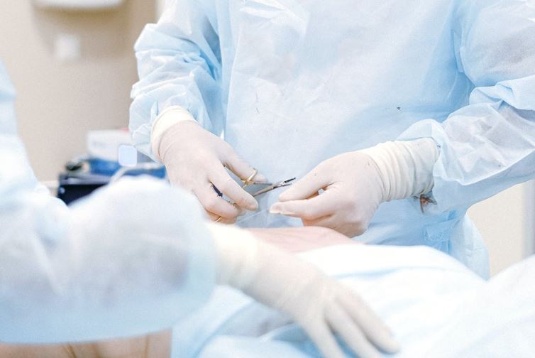 Pastor é baleado em restaurante durante execução de adolescente em Manaus