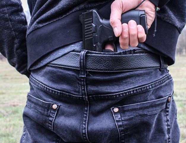 Dupla é presa com pistola e drogas em área vermelha em Manaus 