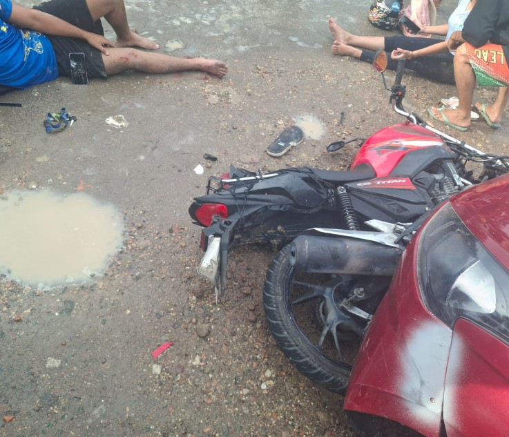 Casal fica ferido em colisão entre carro e moto na rodovia AM-010