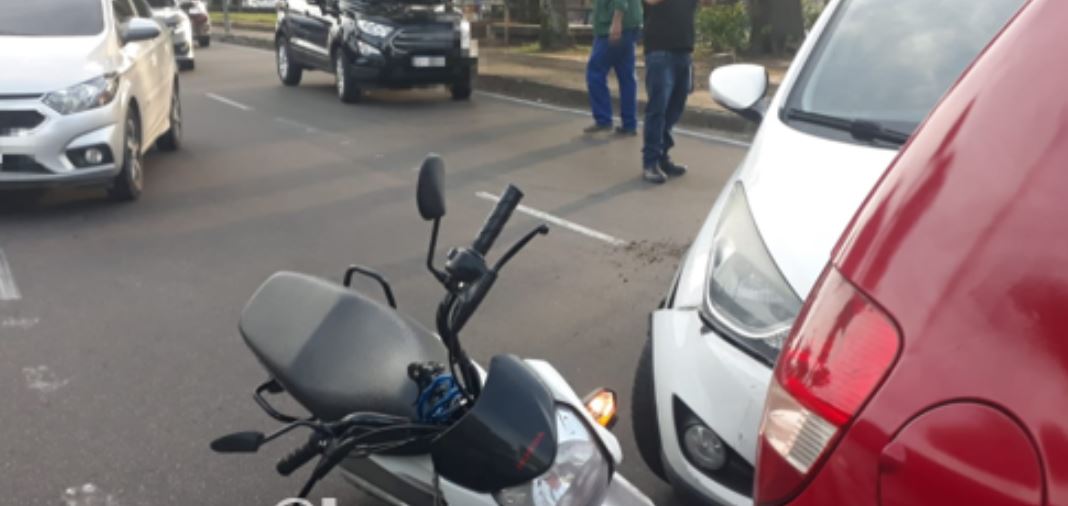 Acidente com 4 veículos congestiona avenida em Manaus