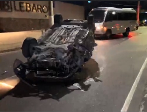 Motorista perde controle de carro e capota em avenida de Manaus