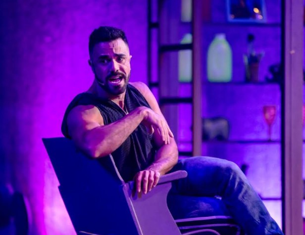 Ator e coreógrafo Victor Maia assina direção do espetáculo Legalmente Loira