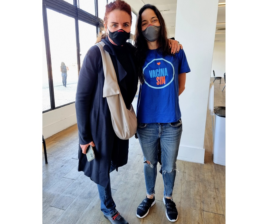 Leilane Neubarth surge em raro momento com namorada em dia de vacinação