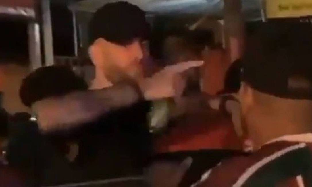 Léo Pereira falta treino do Flamengo e é flagrado em festa clandestina 