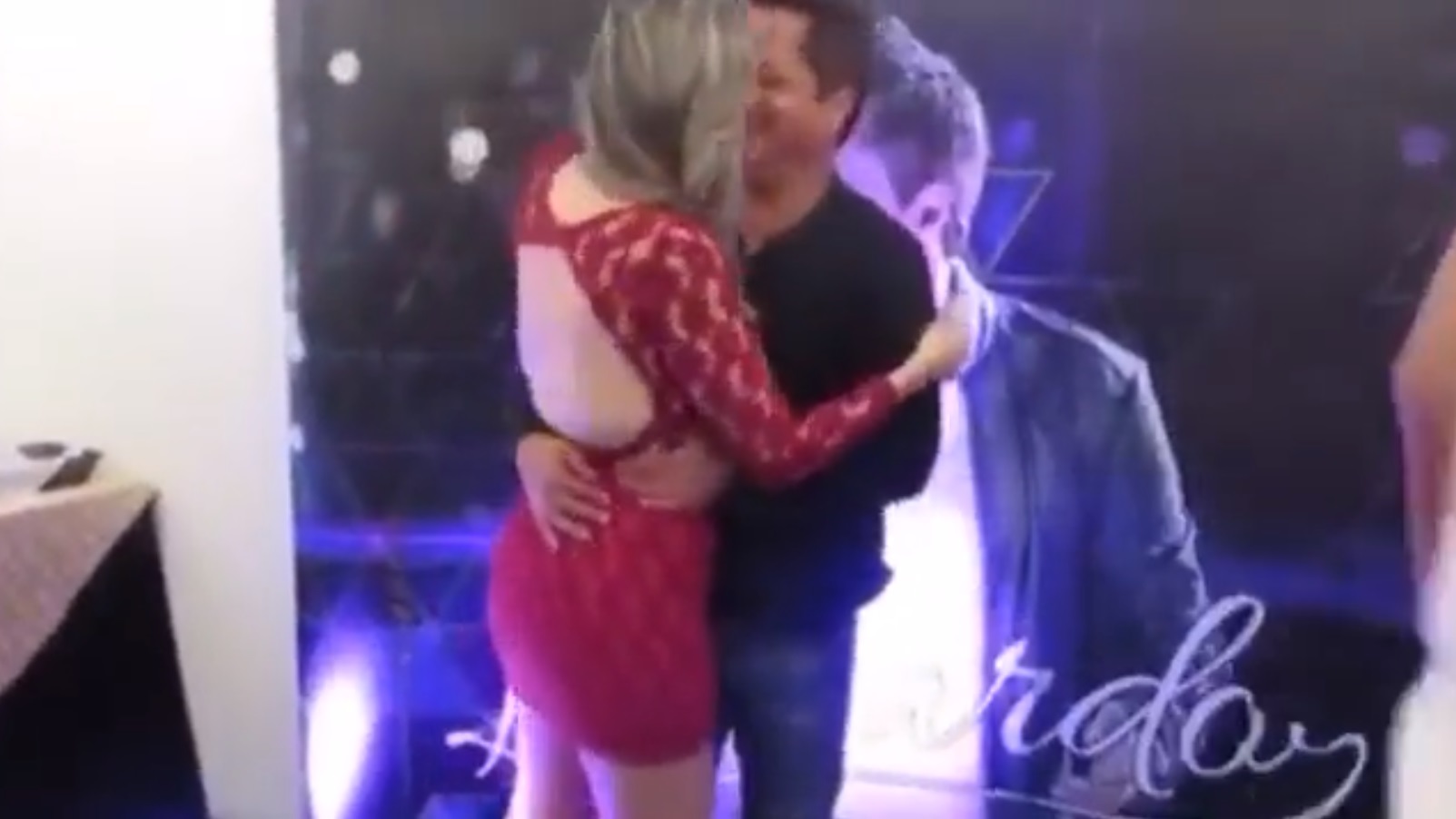 Com mão boba e encoxada, Leonardo troca carícias com fã em show; vídeo