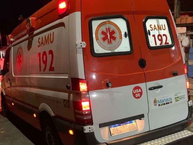 Entregador fica ferido após 'furar' sinal e bater em carro na Cidade Nova