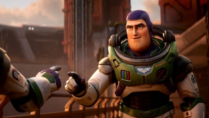 Buzz enfrenta perigos no espaço no trailer de Lightyear; assista