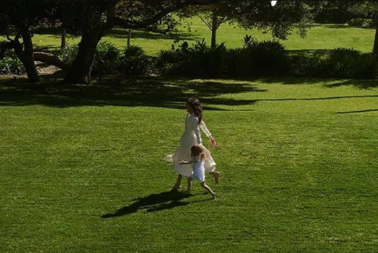 Meghan Markle publica foto rara da filha caçula com príncipe Harry, princesa Lilibet
