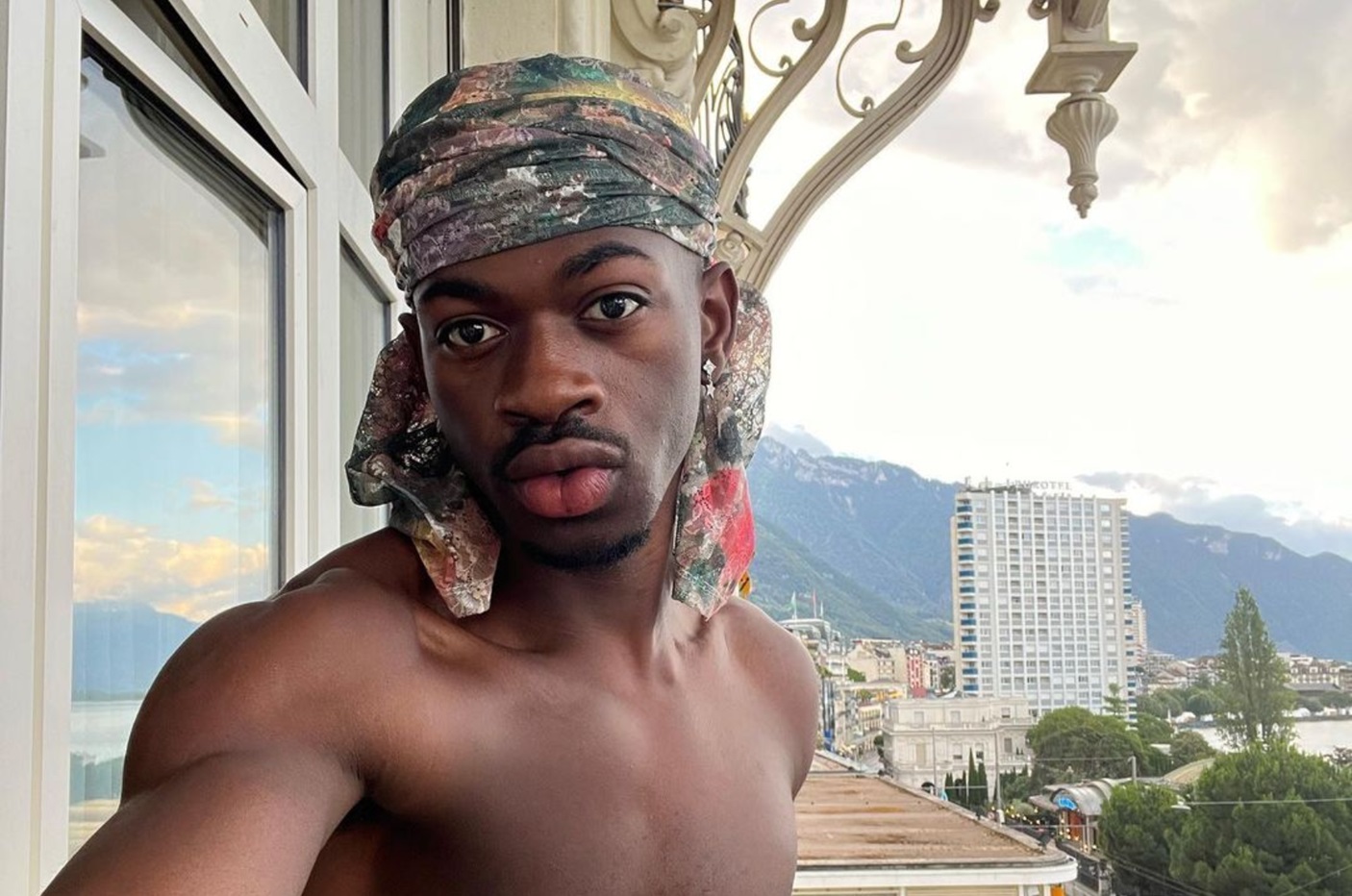 Lil Nas X é indiciado por 4 crimes após ser encontrado seminu em LA 