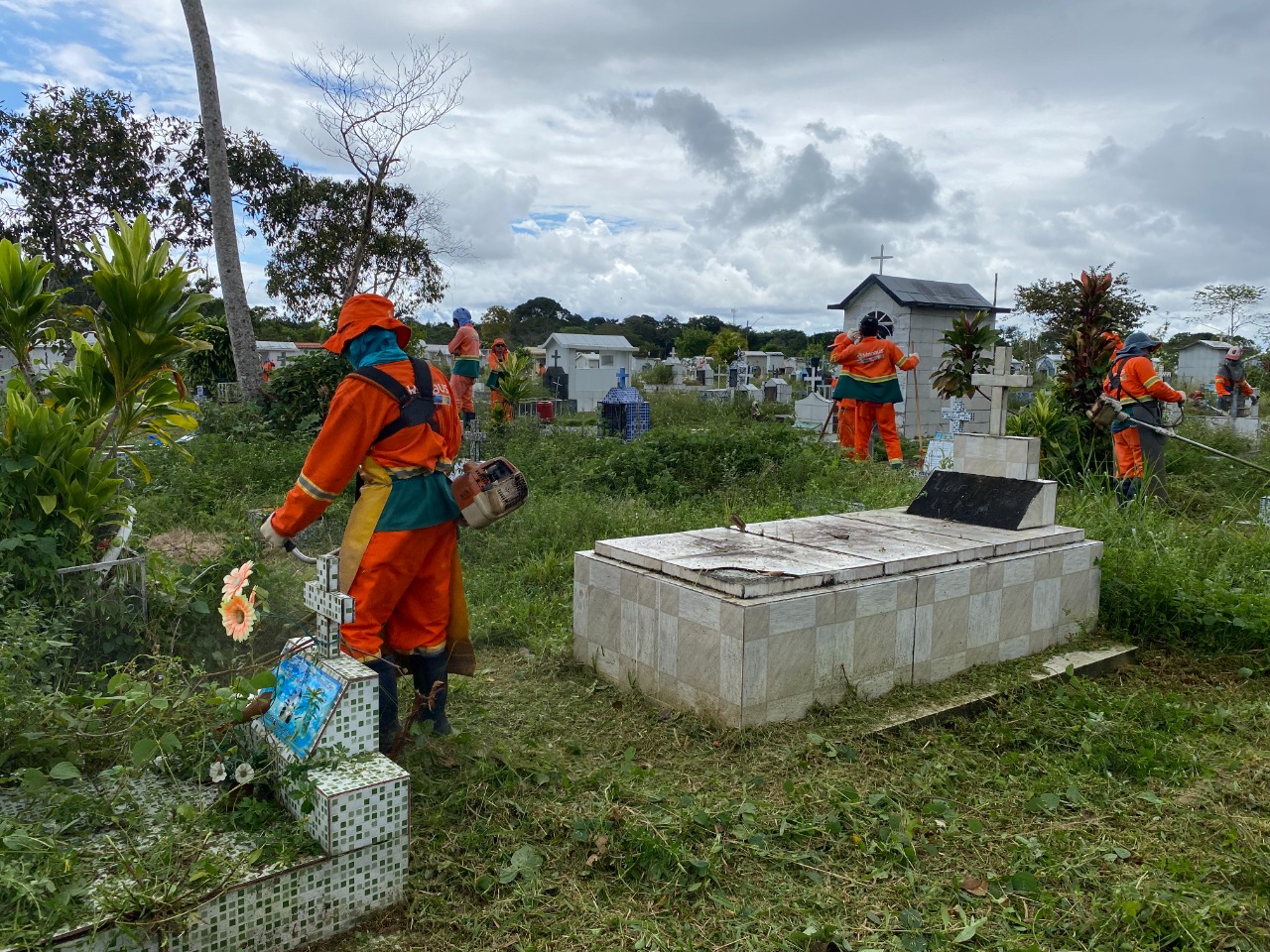 Limpeza nos cemitérios de Manaus é reforçada para o Dia das Mães