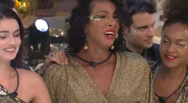 Linn da Quebrada cai no choro ao ver artista na festa do BBB 22