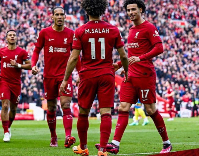 Liverpool vence Forest em jogo eletrizante e ainda sonha com a Champions