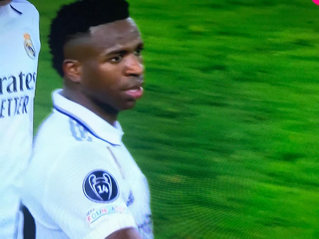 Vinícius Jr. maltrata o Liverpool, e Real Madrid vira e goleia na Champions