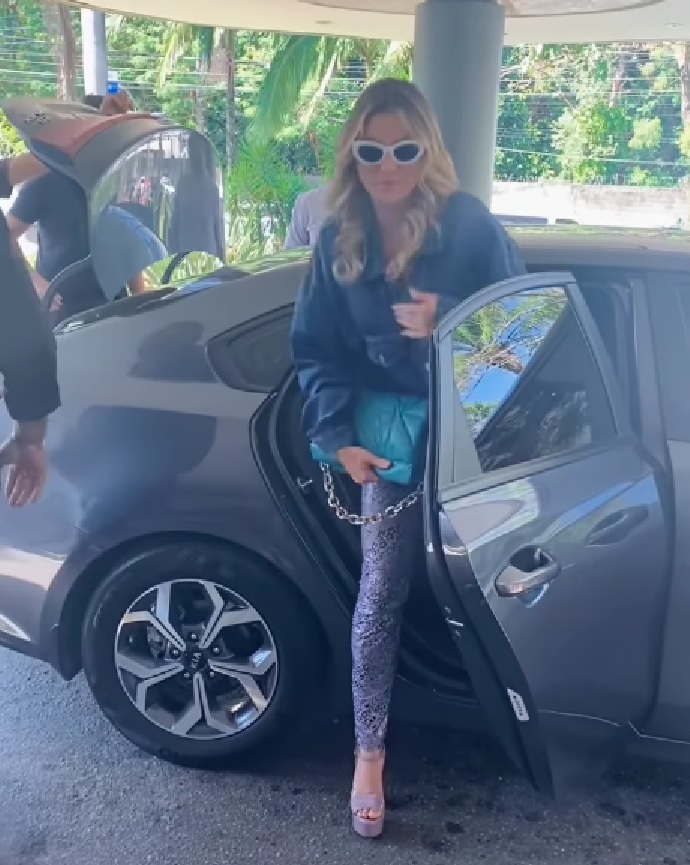 Lívia Andrade mostra chegada à Globo com recepção de Luciano Huck