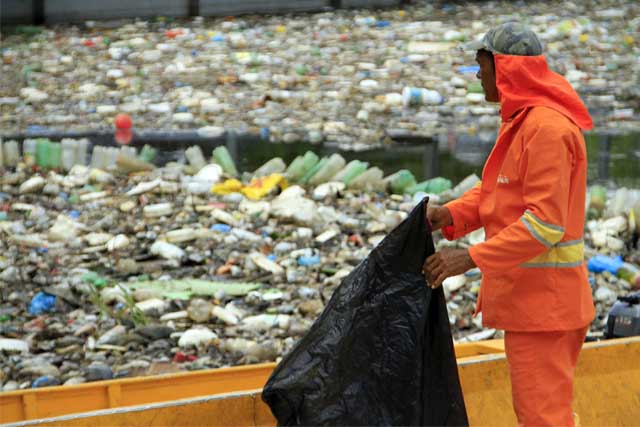 Mais de 700 toneladas de lixo são retirados de igarapés em Manaus
