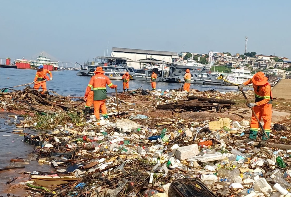 Ação retira mais de 350 toneladas de lixo do rio Negro por mês