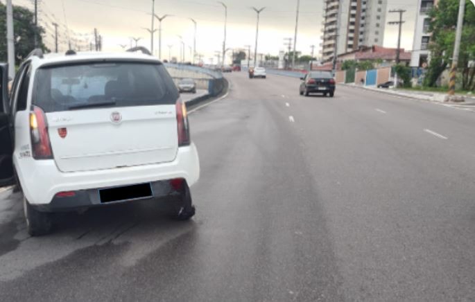 Carro desgovernado vai parar em cima de canteiro durante acidente em Manaus