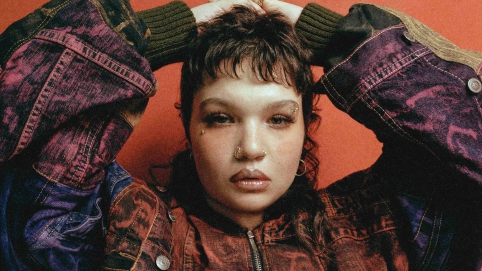 Lola Young cancela show no Lollapalooza Brasil e anuncia pausa na carreira 