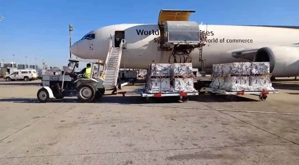 Lote com 1 milhão de doses da vacina da Pfizer chega ao Brasil