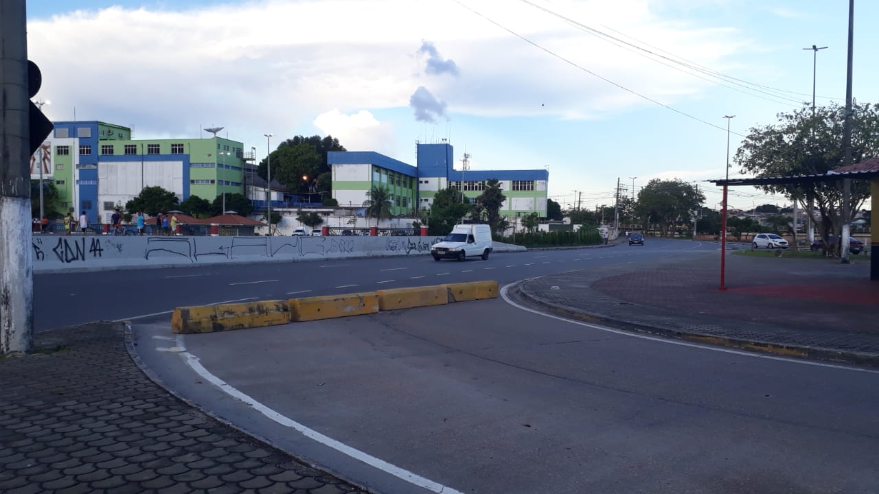 Trecho de avenida no Educandos é interditada devido a enchente