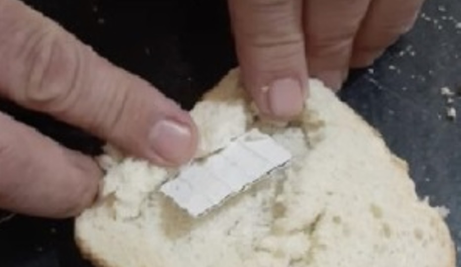 Mulher tenta entrar na prisão com 1,6 papéis de LSD em pão