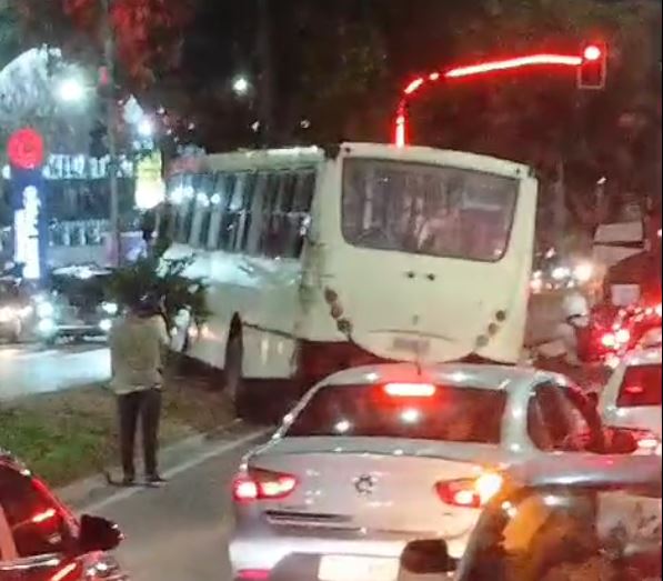 Ônibus especial invade canteiro e colide com árvore na Av. Torquato Tapajós