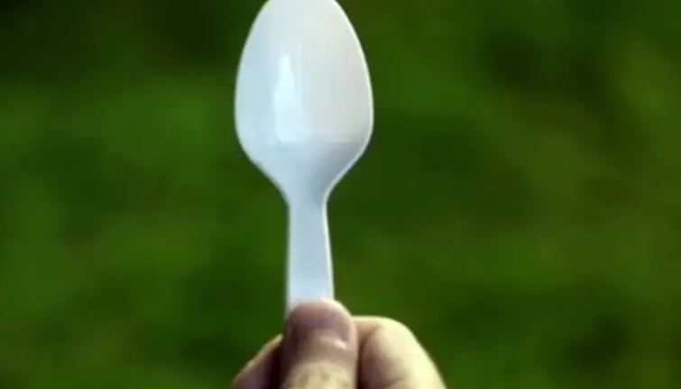 Homem tenta matar esposa que esqueceu de pedir colher ao comprar marmita