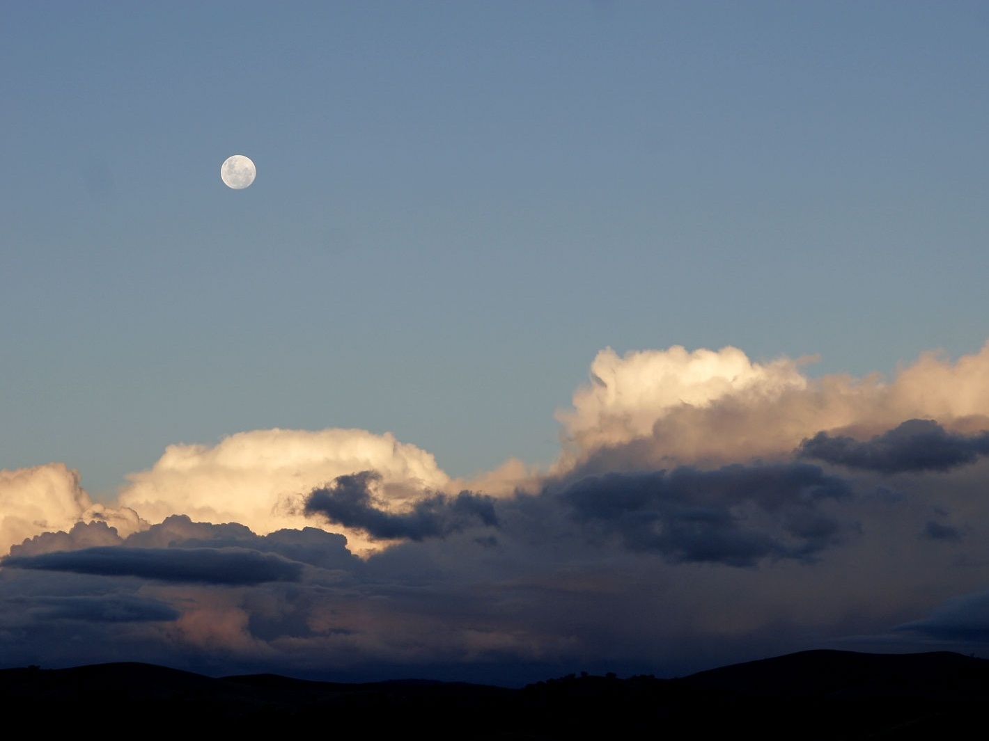 Saiba como a lua pode ser vista mesmo durante o dia