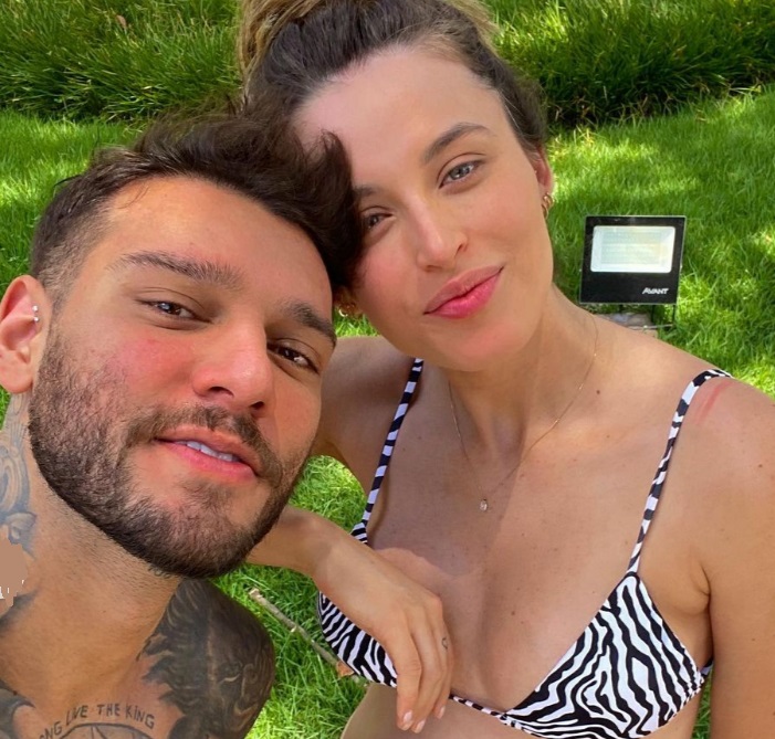 Nasceu! Lucas Lucco e mulher compartilham fotos do parto natural