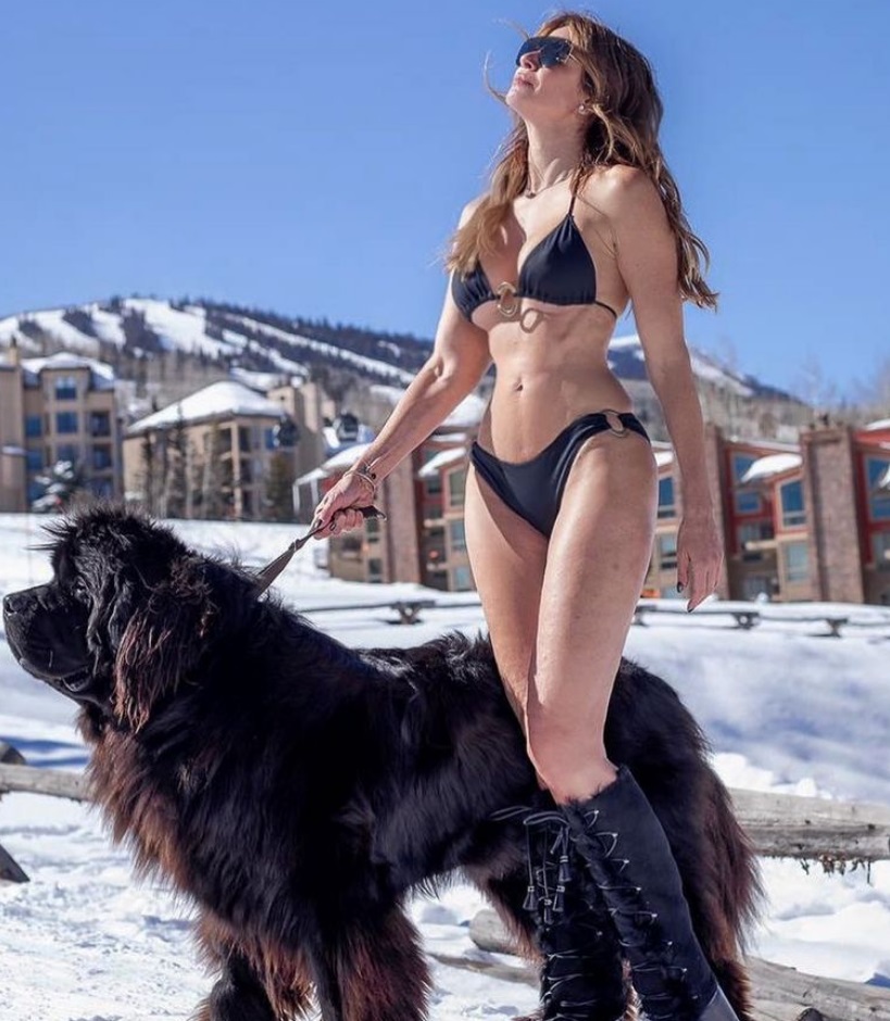 Apontada como affair de Fiuk, Luciana Gimenez sensualiza de biquíni na neve