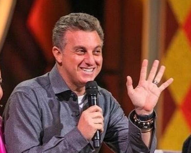 Luciano Huck se emociona no último 'Caldeirão': '21 anos de transformação'