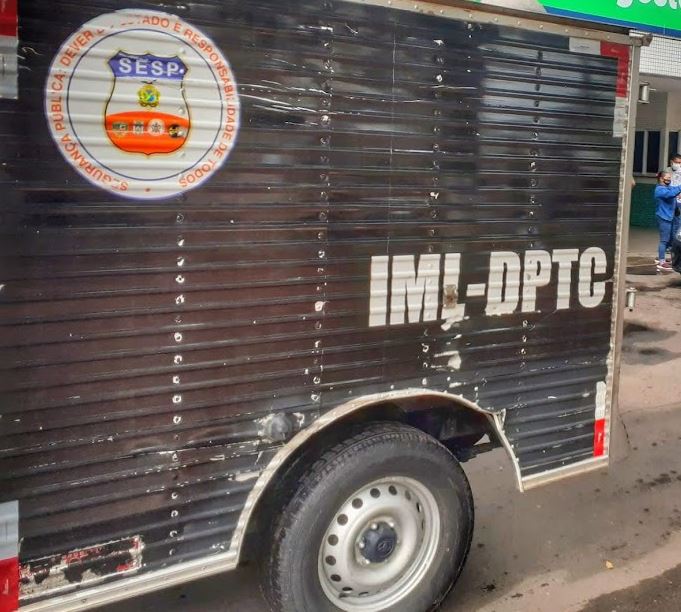 Mulher morre ao ser arremessada de moto após acidente com carro em Manaus