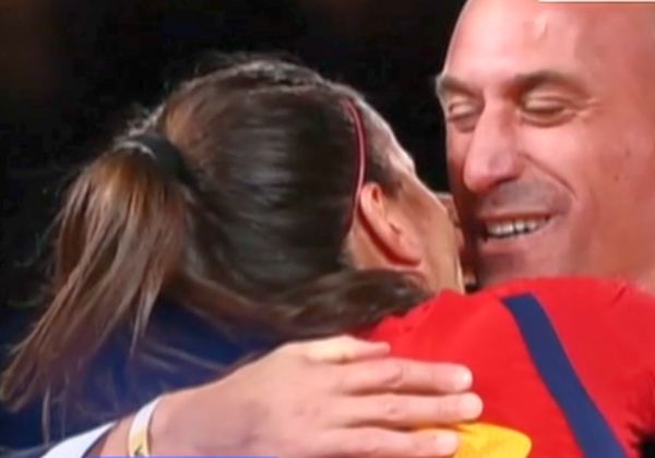 Rubiales fala em 'falso feminismo' após beijo em jogadora e não renuncia