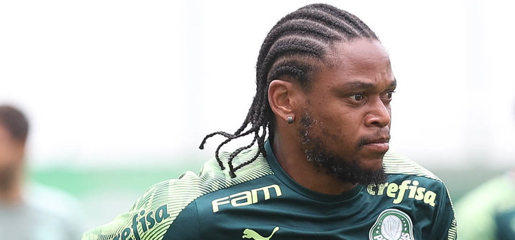 Com covid-19, Luiz Adriano do Palmeiras atropela homem na saída de shopping