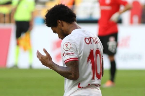 Inter negocia as contratações de Aránguiz e Luiz Adriano