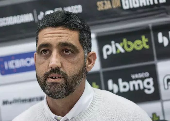 Torcida do Vasco faz novo protesto e simula enforcamento de CEO da SAF