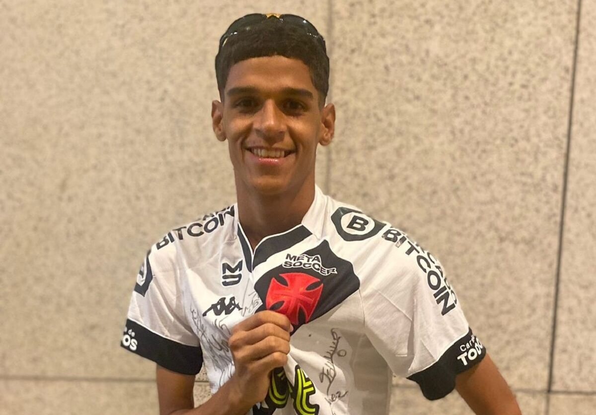 Luva de Pedreiro aparece com camisa do Fla na Globo e revolta vascaínos