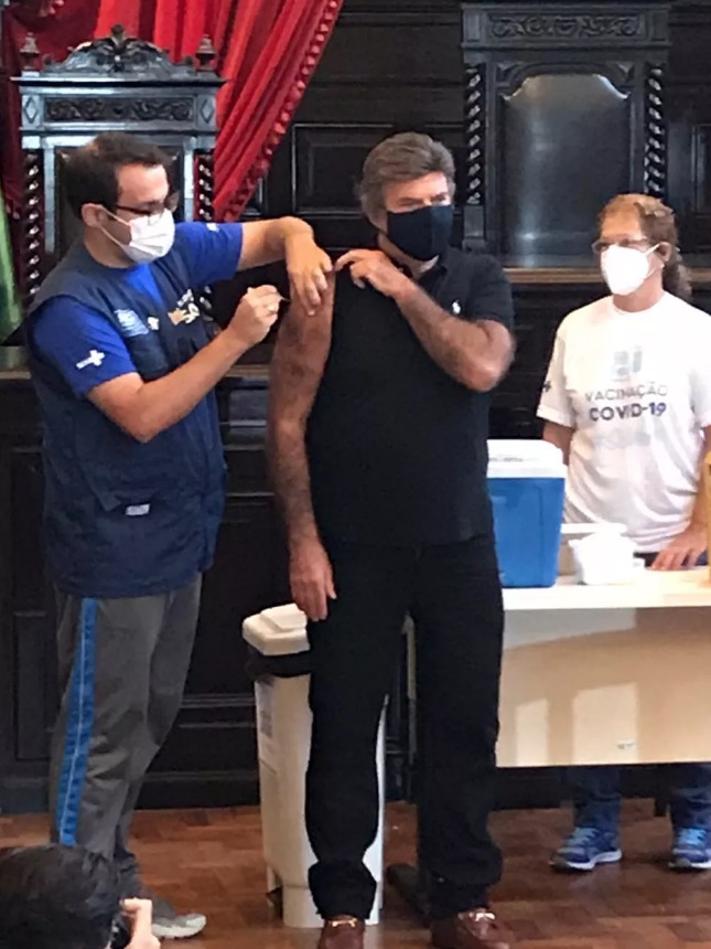 Presidente do STF, Luiz Fux é vacinado contra covid 