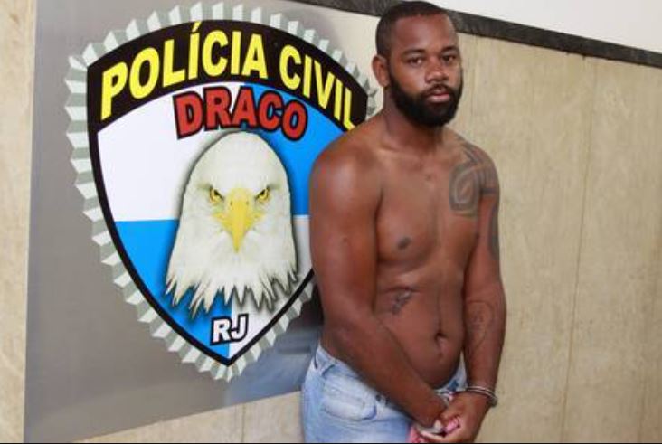 Polícia encontra vídeo de miliciano e esposa praticando zoofilia com cão