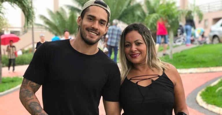 Mãe de Bil pede que votem para ele sair do BBB: ‘pelo amor de Deus’