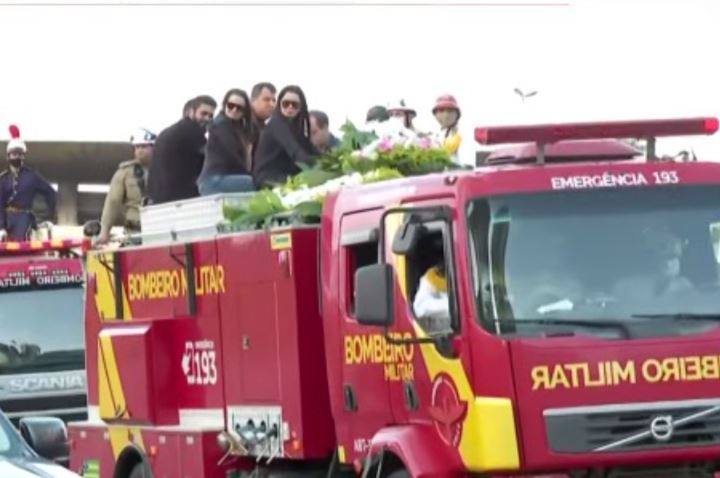 Duplas cumprem promessa a Marília Mendonça e acompanham cortejo ao lado de caixão