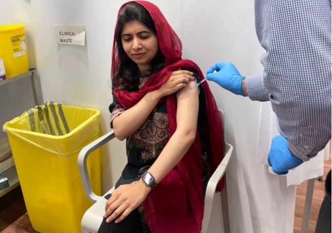 Aos 23 anos, Malala é vacinada contra Covid-19