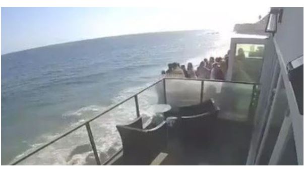 Vídeo: Sacada não suporta peso e despenca com 15 pessoas em Malibu