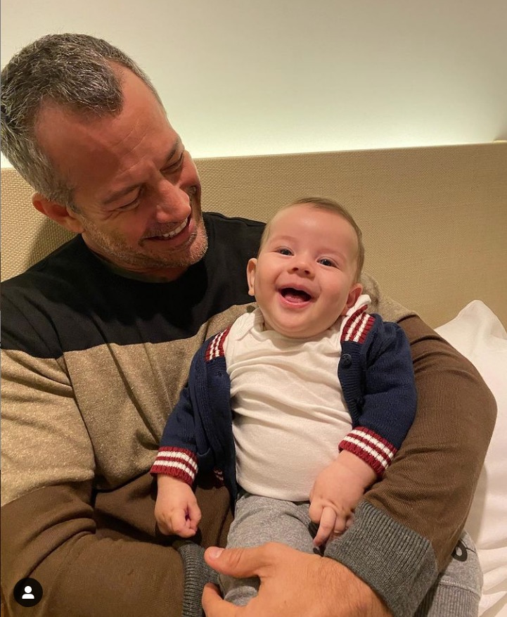 Malvino Salvador posa com filho caçula e bebê impressiona com semelhança