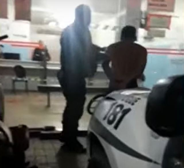 Homem incendeia casa com esposa e três crianças dentro no  Amazonas