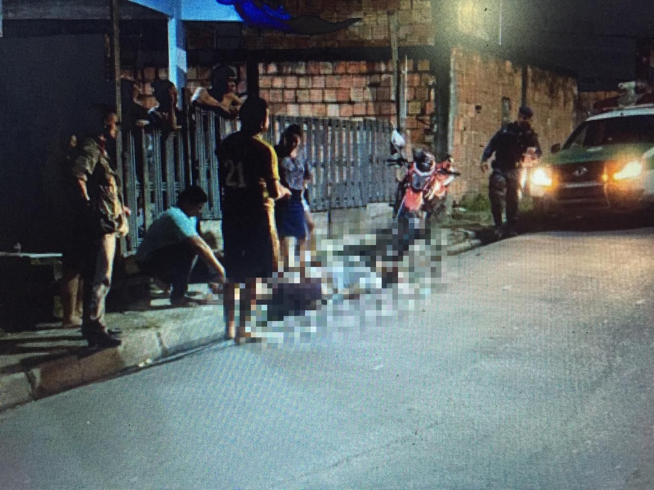 Motociclista é arremessado após colidir contra carro em avenida de Manaus