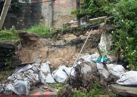 Deslizamentos de barrancos no meio da madrugada assusta moradores em Manaus
